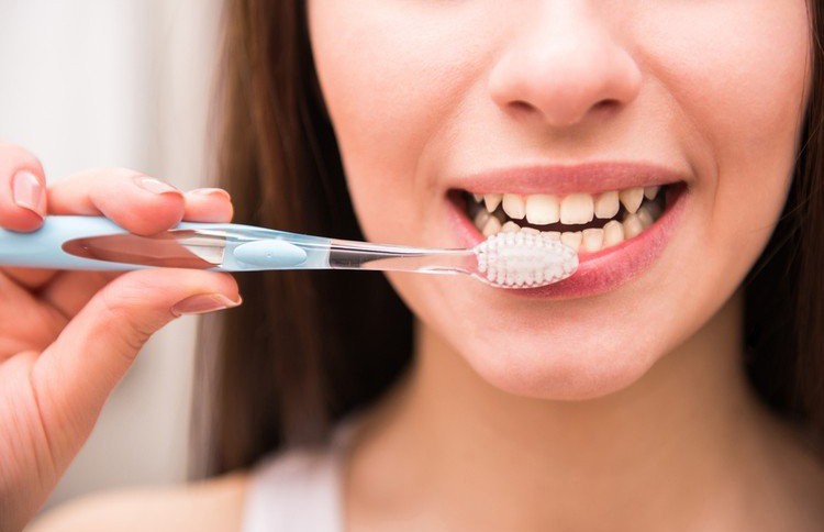 Что нужно делать, чтобы сохранить свои зубы до старости, рассказал стоматолог