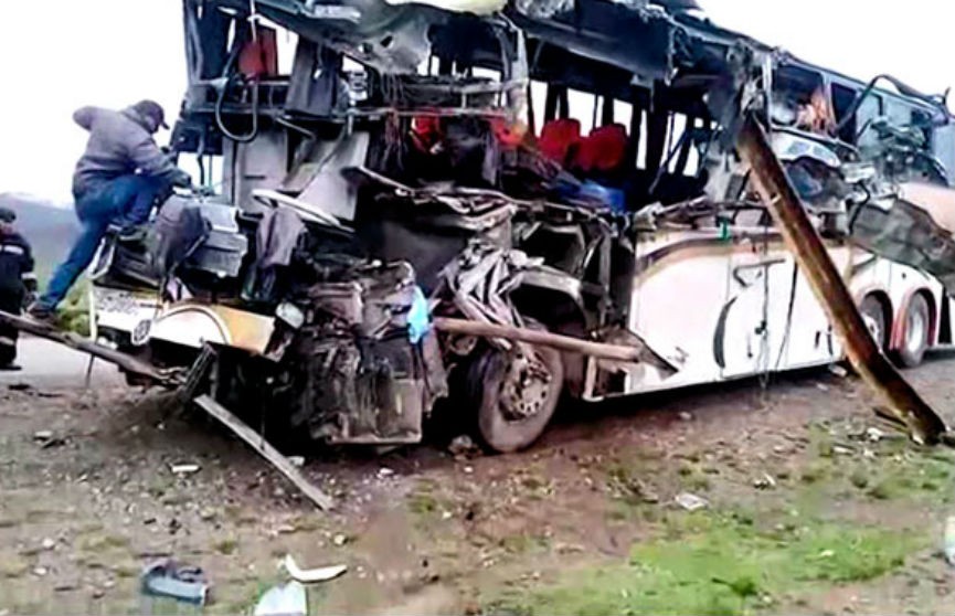 Два автобуса столкнулись в Боливии: более 20 человек погибли