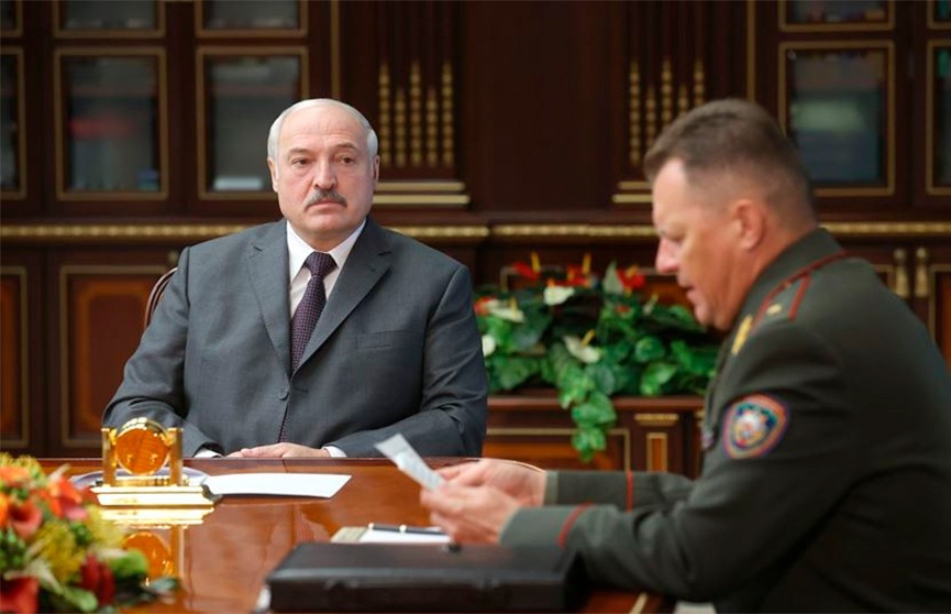 Природные пожары, безопасность людей на воде, совершенствование системы оказания помощи: Лукашенко провел совещание с главой МЧС