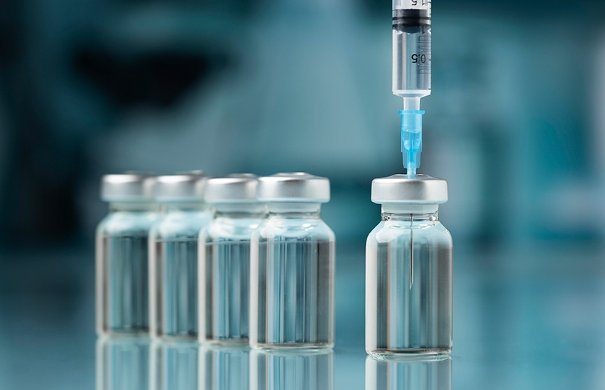 В Еврокомиссии раскрыли сроки адаптации вакцины от COVID-19 к «омикрон»-штамму