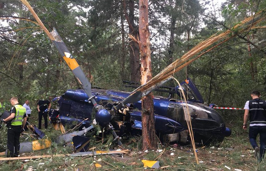 Вертолёт с двумя людьми упал на Трухановом острове в Киеве