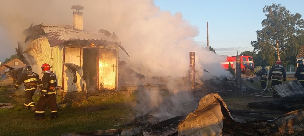 Частный магазин сгорел в Петриковском районе. Одна из версий причины пожара – поджог