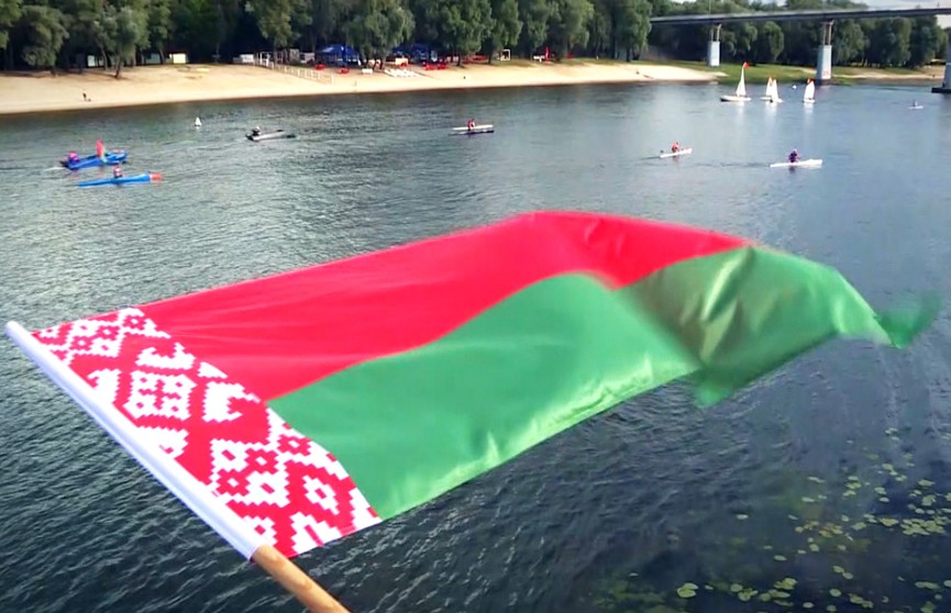 На мирных митингах под государственным флагом Беларуси свою гражданскую позицию за две недели выразили несколько миллионов человек