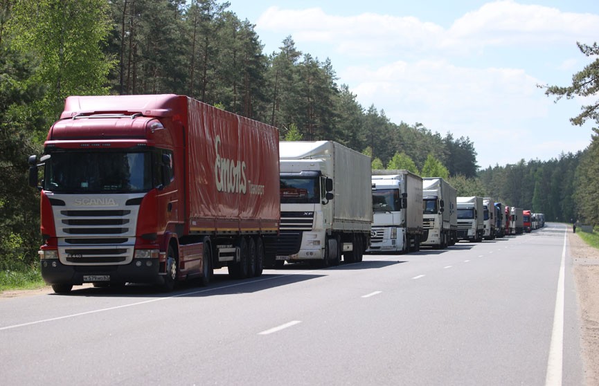 На границе Беларуси с Евросоюзом скопилось 2610 грузовиков
