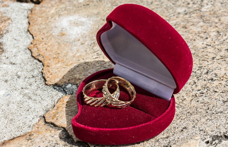 В Великобритании жених раздал гостям на свадьбе доказательства неверности невесты
