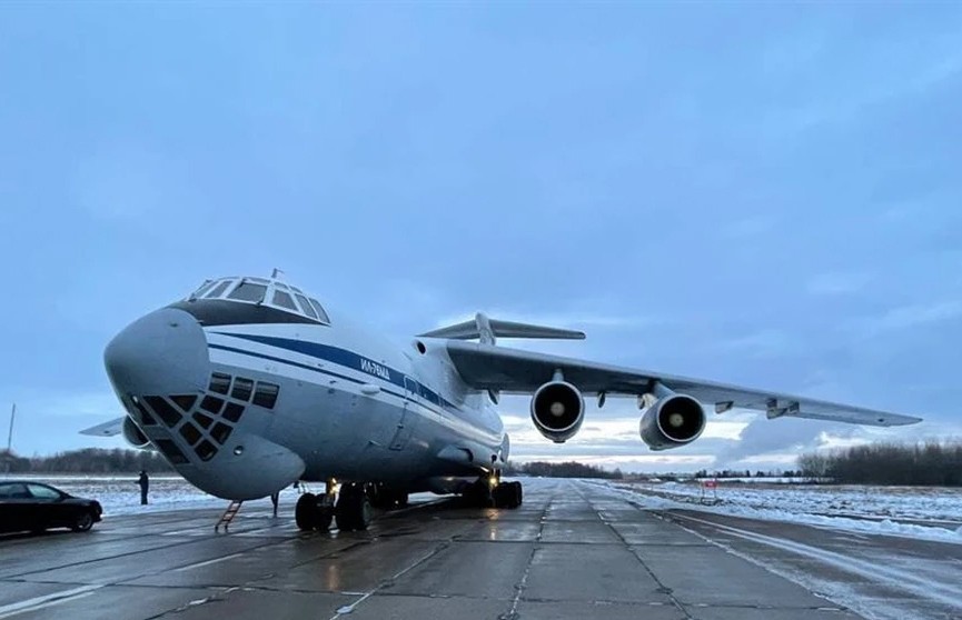 Самолет Ил-76 впервые совершил посадку и взлет с грунта (ВИДЕО)