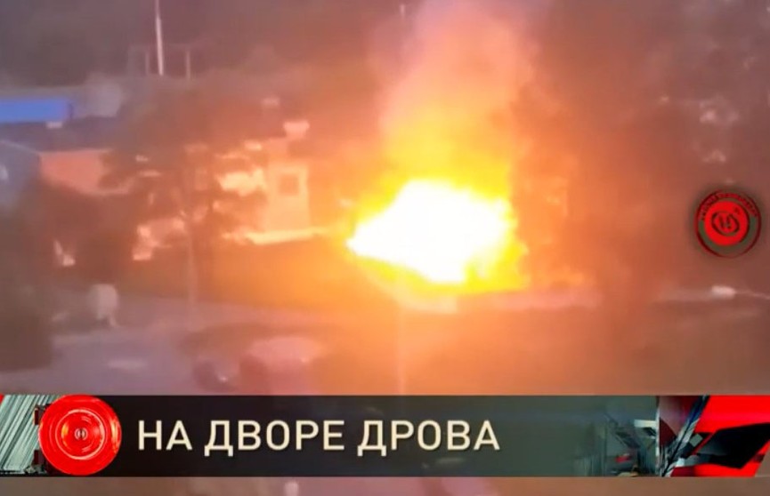 Поленница дров вспыхнула возле банного комплекса по неустановленной пока причине в Мозыре