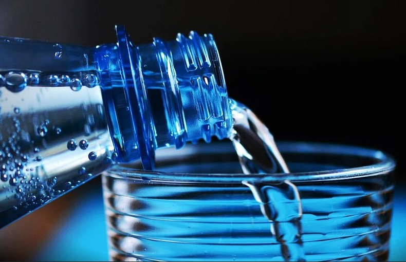 Нефролог назвал опасным питье воды при отсутствии жажды