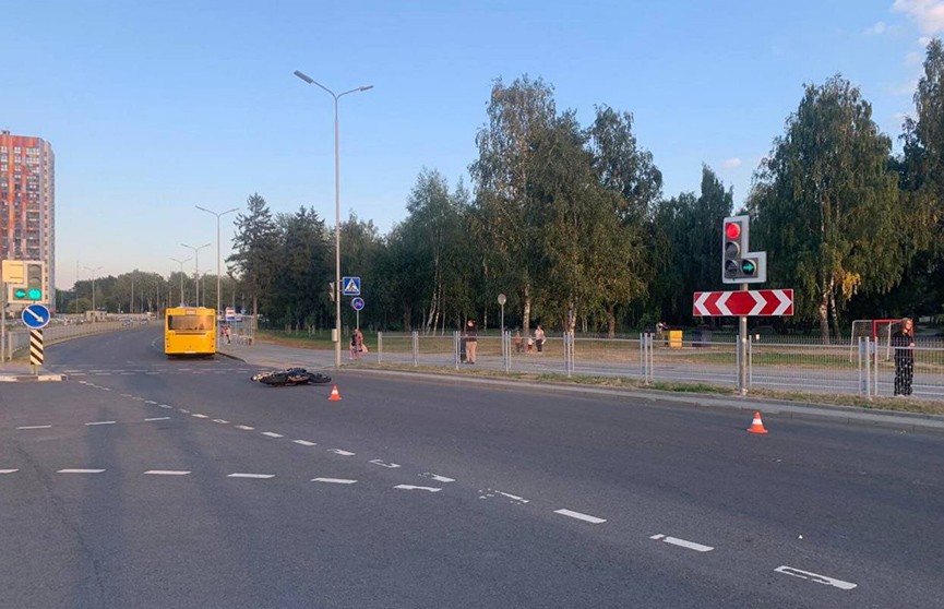 В Минске мотоциклист не справился с управлением и въехал в металлический забор