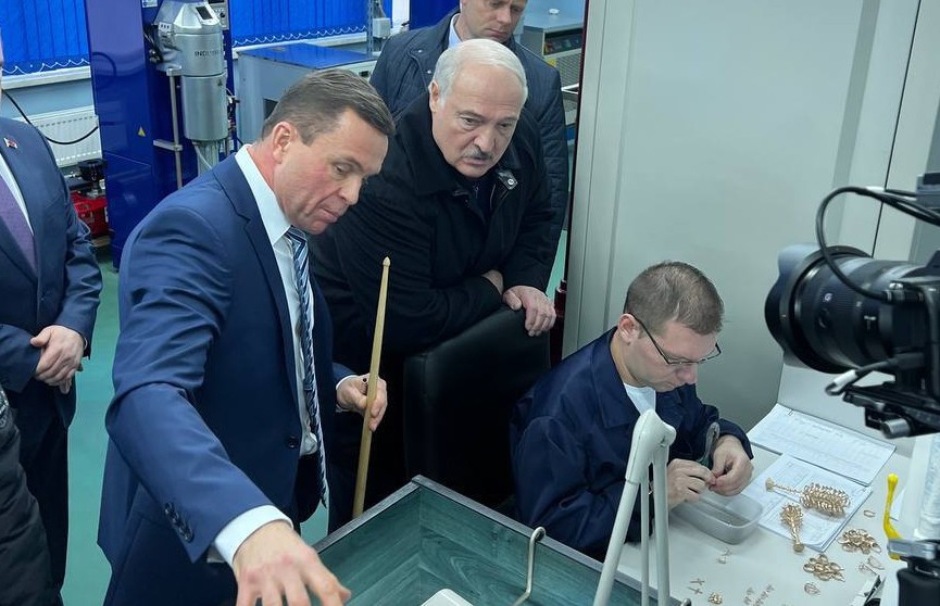 Лукашенко посетил ювелирный завод в Гомеле