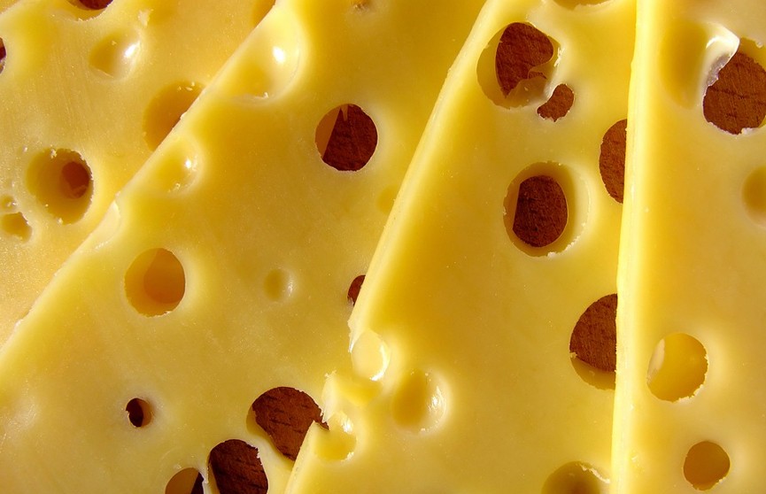 Что будет, если часто есть сыр, рассказал врач