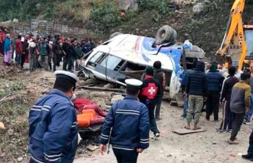 В Непале автобус с паломниками упал в обрыв: 14 человек погибли