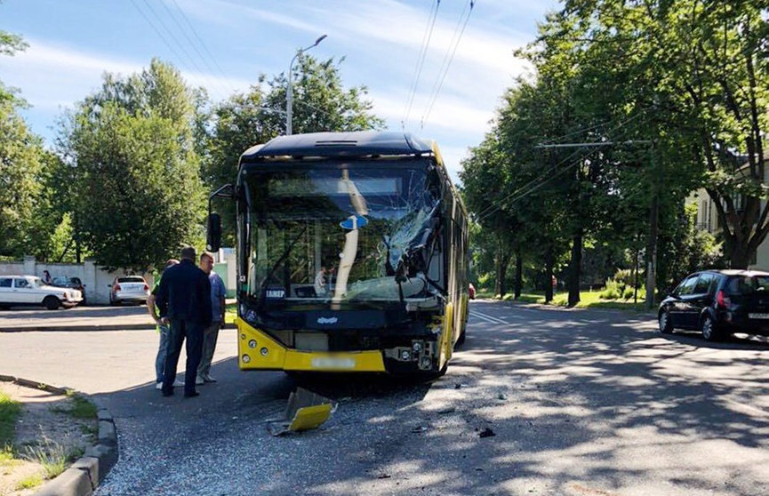 В Минске столкнулись электробус и трактор