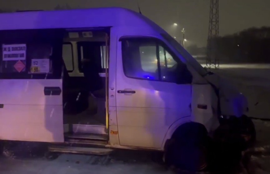 Два человека пострадали в результате столкновения маршрутки и легковушки в Бобруйске