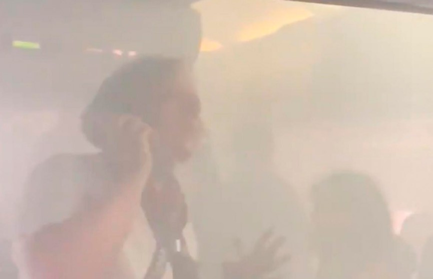 Пассажир снял на видео экстренную посадку самолета из-за дыма в салоне
