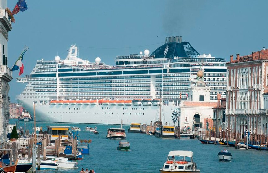 Венеция запретила круизным лайнерам швартоваться в центре города