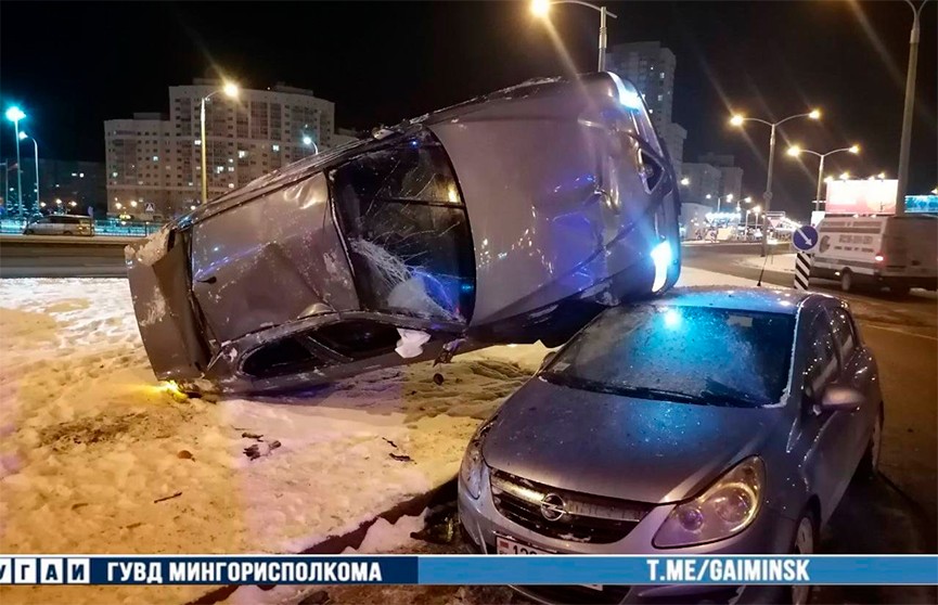 На пр. Дзержинского легковушка опрокинулась на припаркованный автомобиль