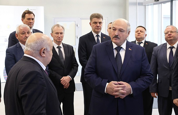 Лукашенко посетил научно-производственный холдинг точного машиностроения