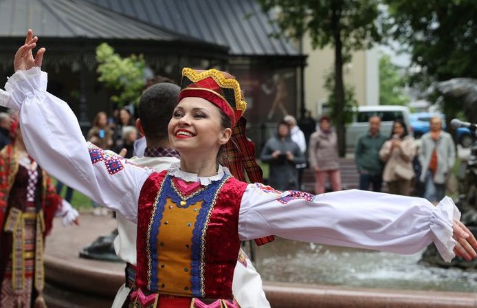 В Александровском сквере у Купаловского театра стартует цикл концертов выходного дня