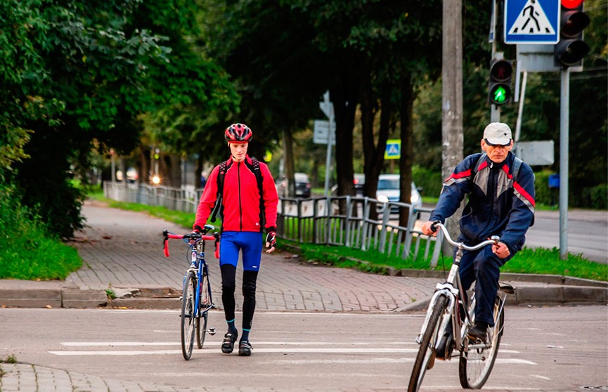 В ГАИ хотят разрешить велосипедистам не спешиваться на регулируемых переходах