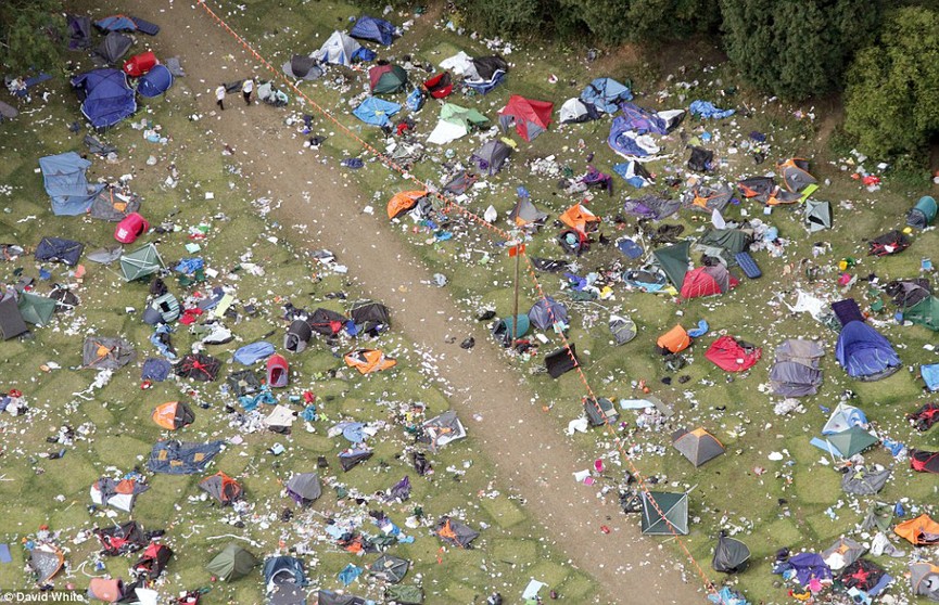 Посмотрите, сколько мусора и палаток  оставили британцы после одного из фестивалей (ФОТО)