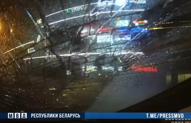 Ради видео в интернете подросток запрыгнул на милицейское авто и разбил стекло. Итог – уголовное дело