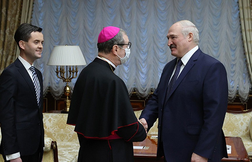 Лукашенко встретился со спецпредставителем Папы Римского