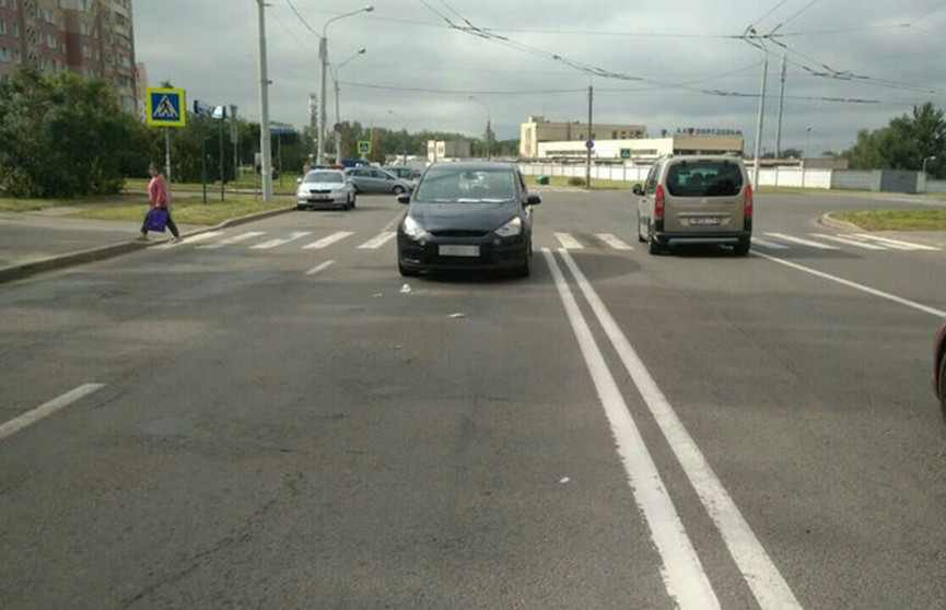 На минской улице Асаналиева Ford сбил женщину на переходе