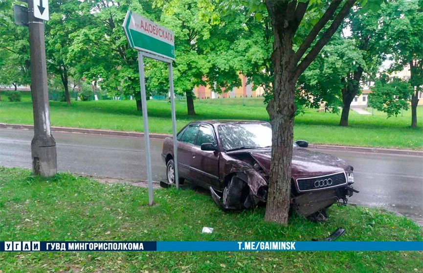 На пр. Пушкина пьяный водитель врезался в дерево, а затем в автомобиль