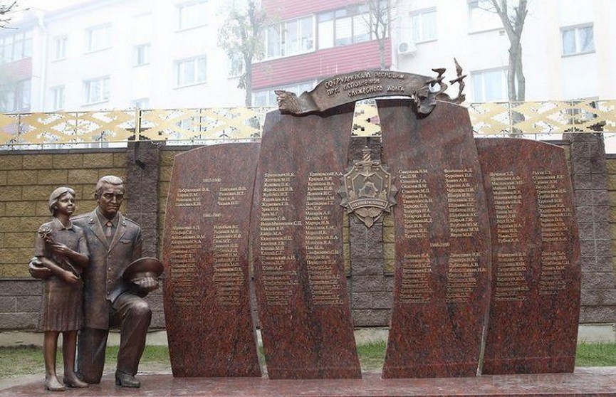 В Минске открыли памятник погибшим при исполнении милиционерам