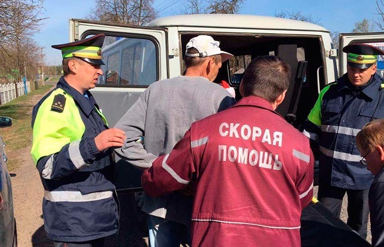 В Жабинковском районе в колодец упал мужчина: его спасли сотрудники ГАИ