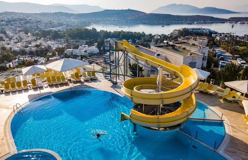 12-летнюю девочку из России засосало в трубу в бассейне турецкого отеля: она в коме