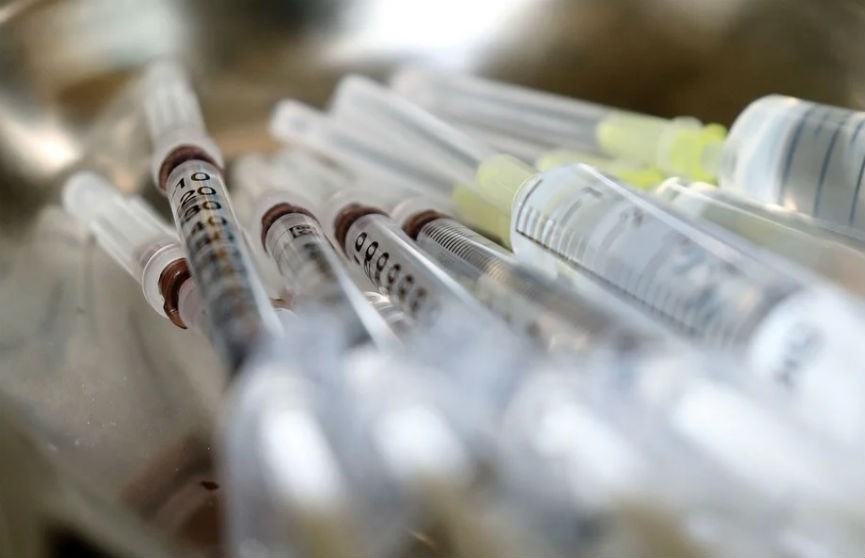 Американский фармацевт испортил крупную партию вакцин: он считал, что спасает людей от мутации ДНК