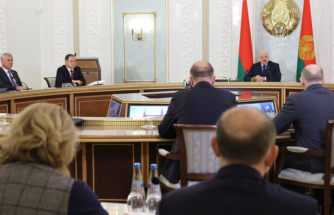 Лукашенко провел совещание по ситуации с коронавирусом. Главное