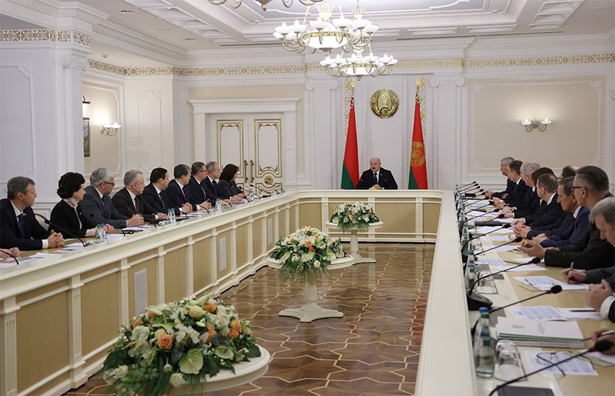 Лукашенко: Казахстан отдавать нельзя