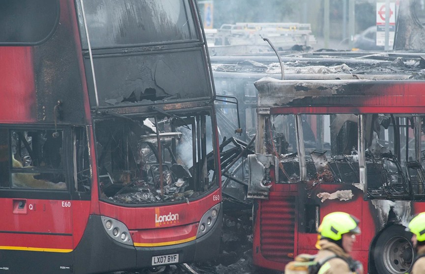 Крупный пожар в автобусном парк в Лондоне: уничтожены семь двухэтажных автобусов