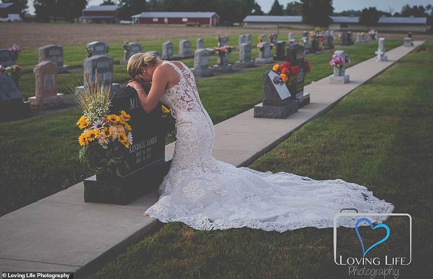 В день свадьбы невеста в США пришла к могиле жениха