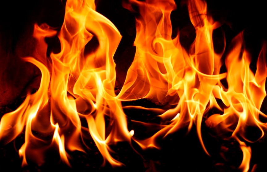 Под Брагином мужчина разжигал печь бензином, а поджег себя