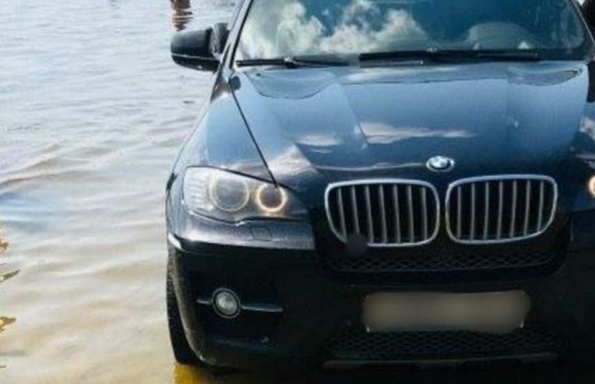 В Витебском районе BMW заехал в озеро