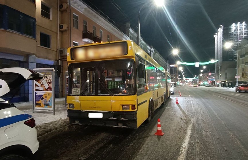 В Гомеле городской автобус переехал женщину, которая из него выпала