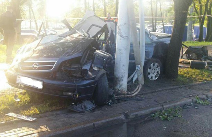 ​Водитель Opel после погони ГАИ врезался в столб и погиб