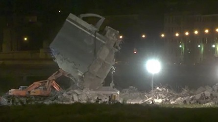 ​Остатки моста в Генуе ночью снесли рабочие