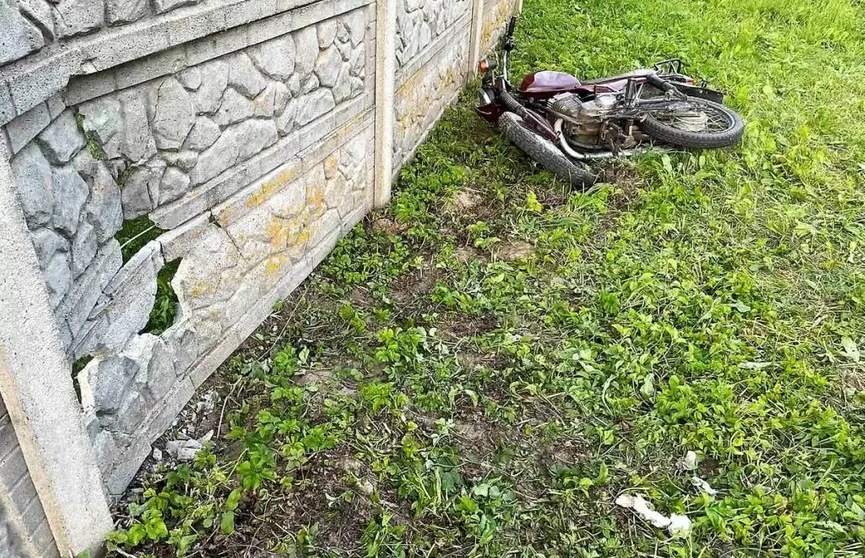 Девочка-подросток на мотоцикле протаранила забор в Молодечненском районе