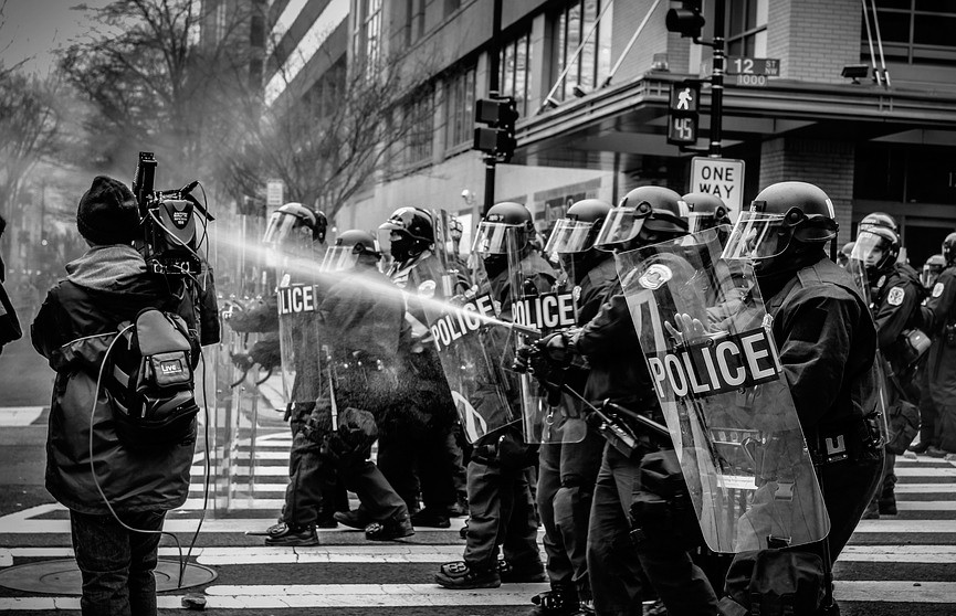 Протесты в США и Испании: правоохранители реагируют жестко