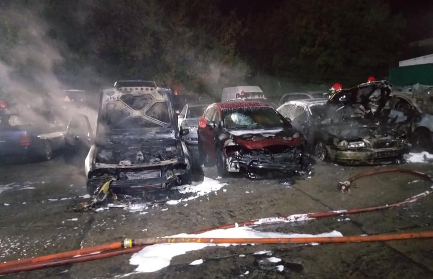 Неизвестный с огнеметом сжег в Польше 18 машин и автомастерскую