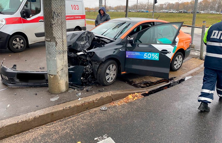 Автомобиль каршеринга врезался в столб в Минске