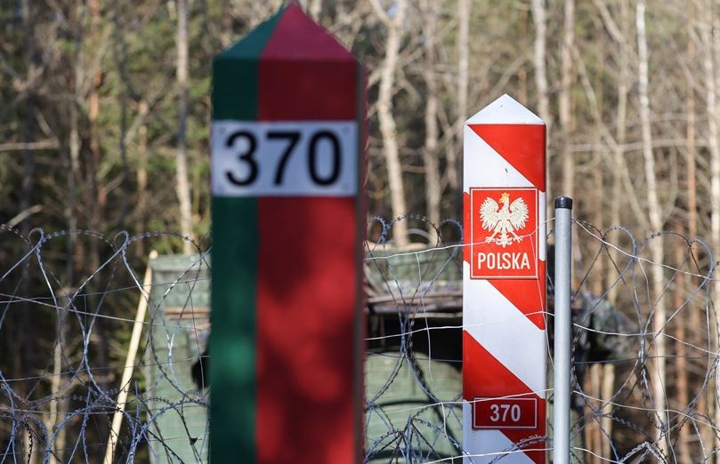 Польша закончила строить забор на границе с Беларусью. Как искусственный барьер разрушает природу и животный мир местности?