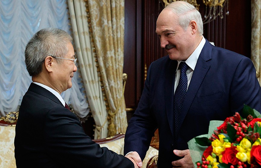 Лукашенко наградил посла Китая орденом Почета