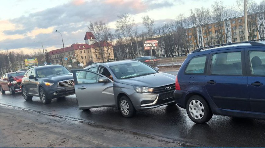 Авария с участием четырех машин произошла на улице Притыцкого в Минске