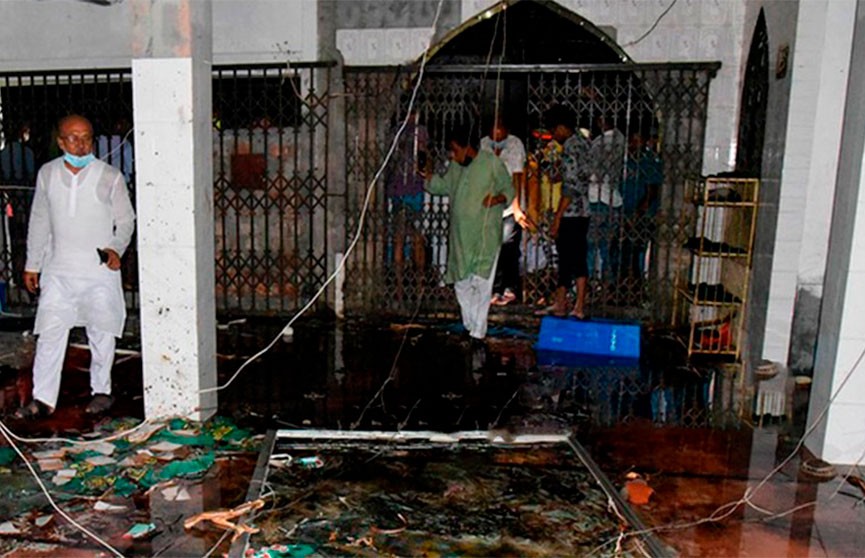 11 человек погибли при взрыве кондиционеров в мечети в Бангладеш